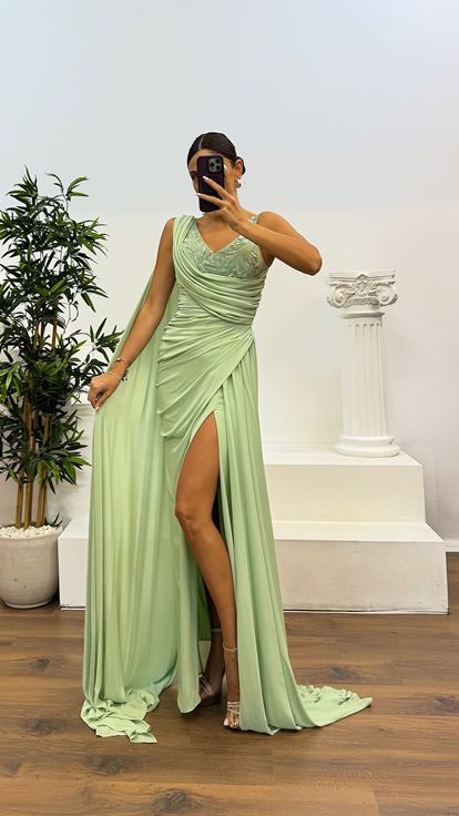 Abito da sera verde con maniche drappeggiate 