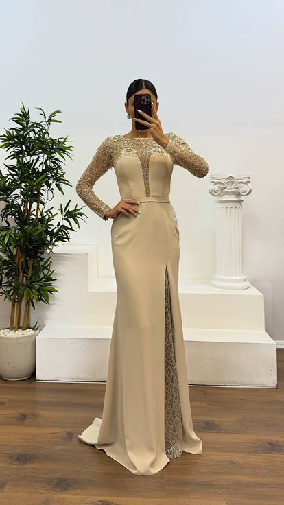 فستان سهرة بيج مطرز بتفاصيل