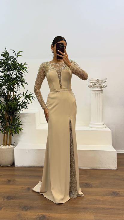 فستان سهرة بيج مطرز بتفاصيل