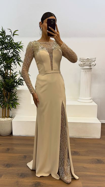 فستان سهرة بيج مطرز بتفاصيل