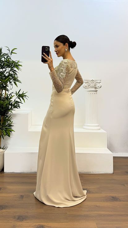 فستان سهرة بيج مطرز بتفاصيل