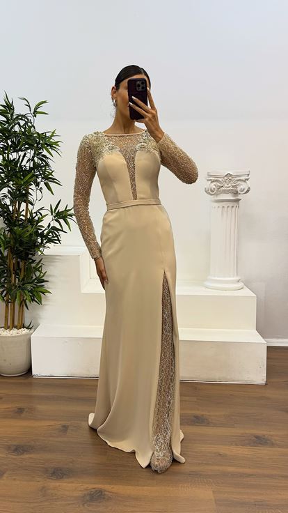 فستان سهرة بيج مطرز بتفاصيل