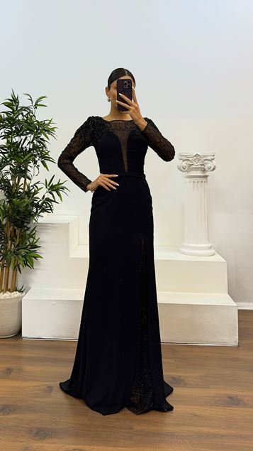 Vestido de noche con detalle de bordado negro