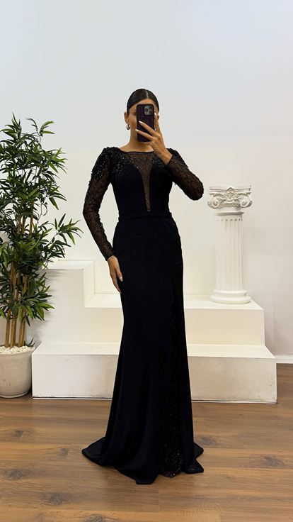 فستان سهرة أسود مطرز بتفاصيل