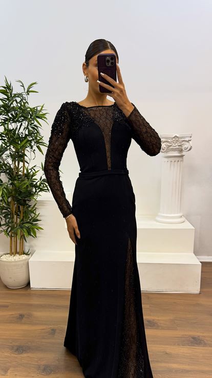 فستان سهرة أسود مطرز بتفاصيل