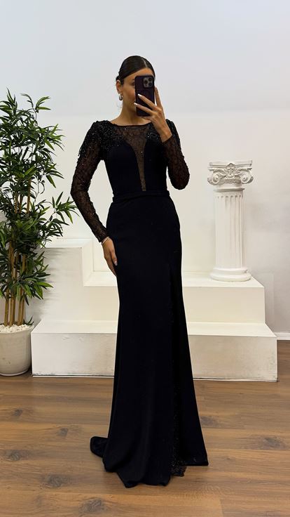 فستان سهرة أسود مطرز بتفاصيل