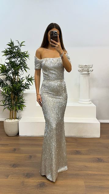 فستان سهرة مطرز برقبة قارب رمادي