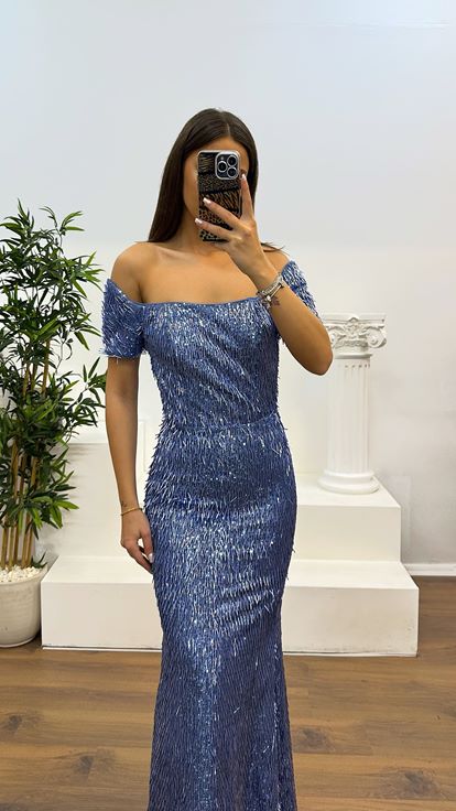 فستان سهرة مطرز بالخرز بلون النيلي، بياقة قارب