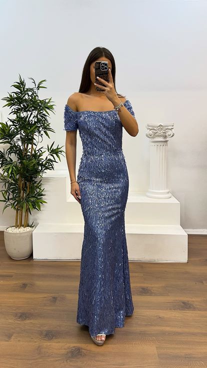 فستان سهرة مطرز بالخرز بلون النيلي، بياقة قارب