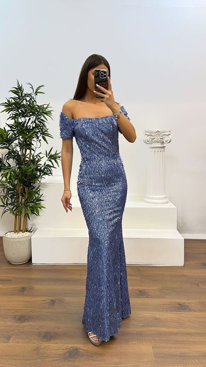 فستان سهرة مطرز بالخرز بلون النيلي، بياقة قارب