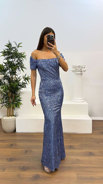 فستان سهرة مطرز بالخرز بلون النيلي، بياقة قارب