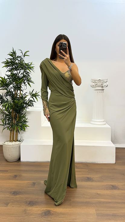 Abito da sera color kaki a manica singola con dettagli ricamati