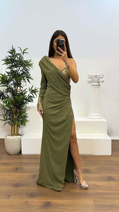 Abito da sera color kaki a manica singola con dettagli ricamati