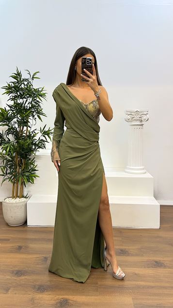 فستان سهرة كاكي بأكمام واحدة وتفاصيل مطرزة