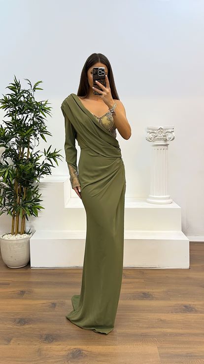 Abito da sera color kaki a manica singola con dettagli ricamati