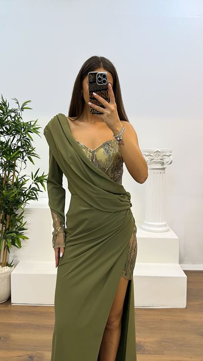 Abito da sera color kaki a manica singola con dettagli ricamati