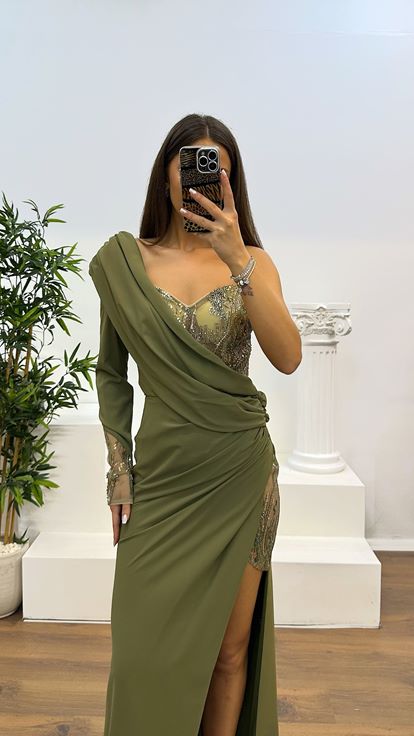 Abito da sera color kaki a manica singola con dettagli ricamati