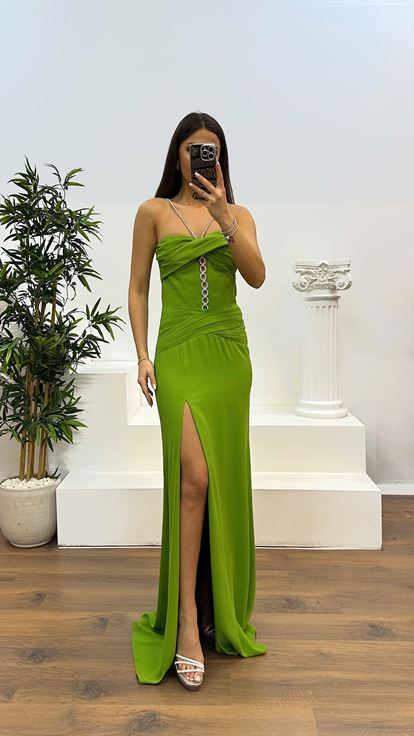 Abito da sera verde con dettaglio sul collo