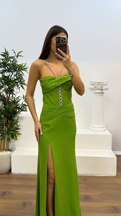 Abito da sera verde con dettaglio sul collo