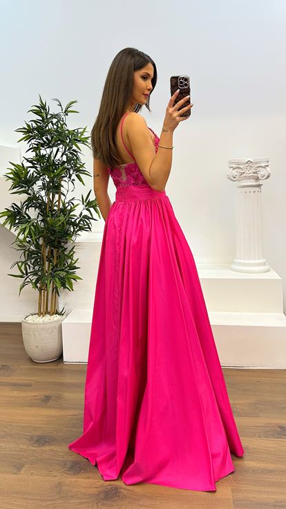 Abito da sera allacciato con cinturino in corda fucsia