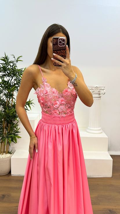 Vestido de noche con cordones y tira de cuerda rosa