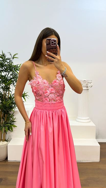 Vestido de noche con cordones y tira de cuerda rosa