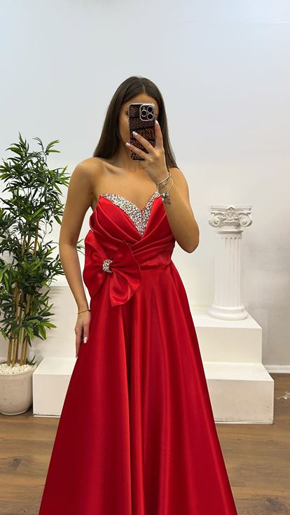 Abito da sera rosso con dettaglio fiocco senza spalline