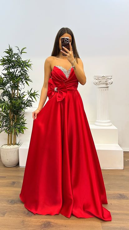 Abito da sera rosso con dettaglio fiocco senza spalline