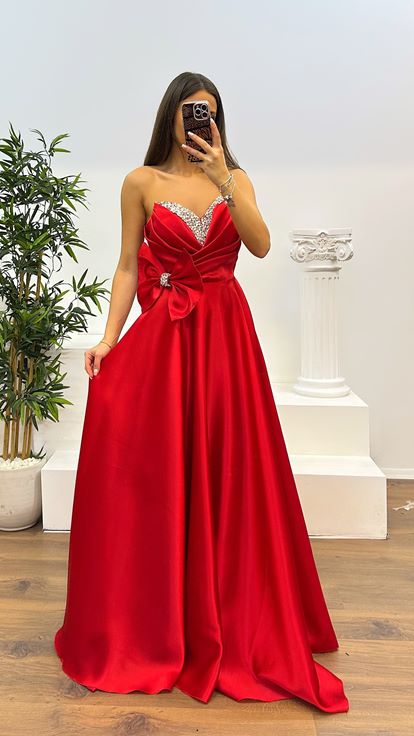 Abito da sera rosso con dettaglio fiocco senza spalline