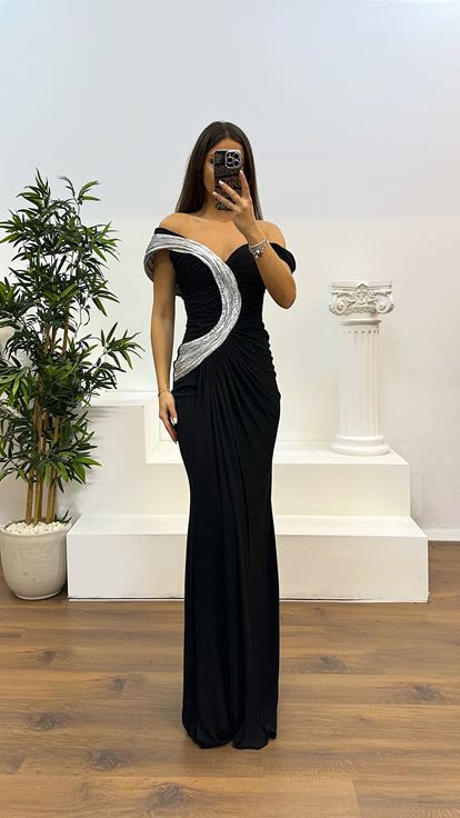 فستان سهرة فضي بكتف واحد بتصميم منسدل