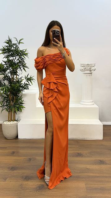 فستان سهرة برتقالي بكتف واحد