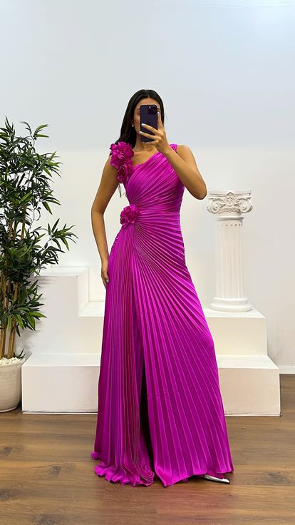 Vestido de noche plisado con detalle floral fucsia