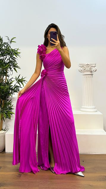 Abito da sera plissettato color fucsia con dettagli floreali 