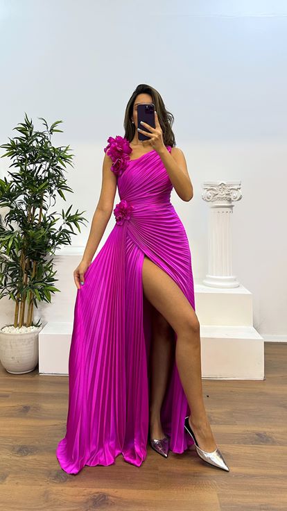 Vestido de noche plisado con detalle floral fucsia
