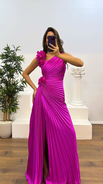 Vestido de noche plisado con detalle floral fucsia