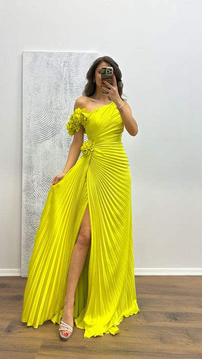 Olivgrünes  plissiertes Abendkleid mit Blumenmuster