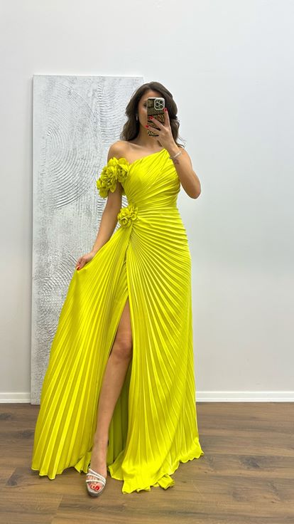 Olivgrünes  plissiertes Abendkleid mit Blumenmuster