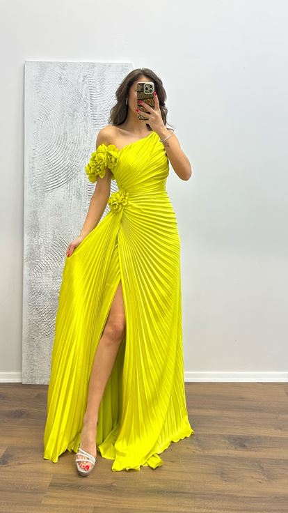 Olivgrünes  plissiertes Abendkleid mit Blumenmuster