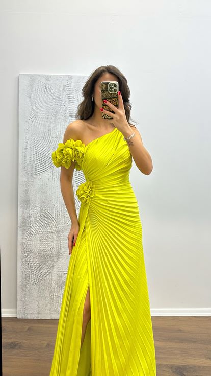 Olivgrünes  plissiertes Abendkleid mit Blumenmuster