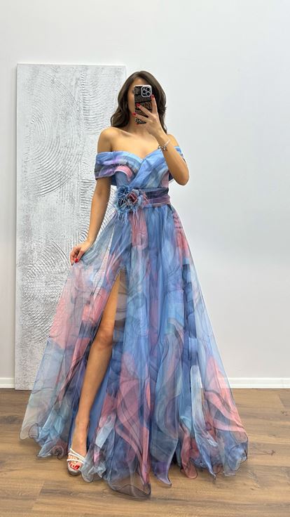 Bebe Mavi Madonna Yaka Desenli Tül Abiye Elbise