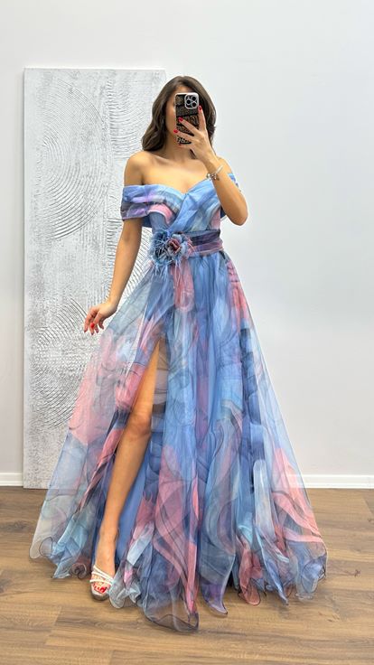 Bebe Mavi Madonna Yaka Desenli Tül Abiye Elbise