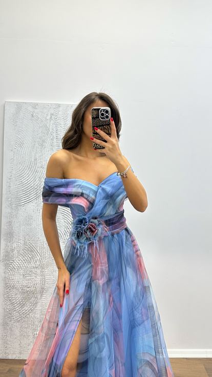 Bebe Mavi Madonna Yaka Desenli Tül Abiye Elbise