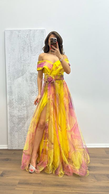 Pistazienfarbenes Abendkleid aus gemustertem Tüll mit Madonna-Ausschnitt