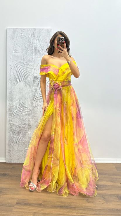 Pistazienfarbenes Abendkleid aus gemustertem Tüll mit Madonna-Ausschnitt