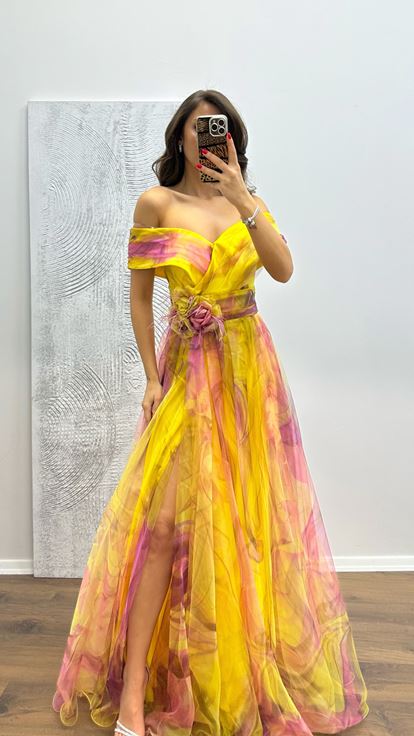 Pistazienfarbenes Abendkleid aus gemustertem Tüll mit Madonna-Ausschnitt