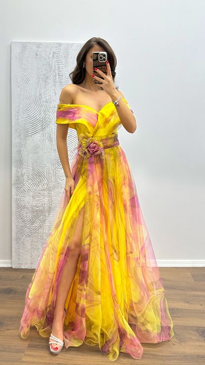 Pistazienfarbenes Abendkleid aus gemustertem Tüll mit Madonna-Ausschnitt