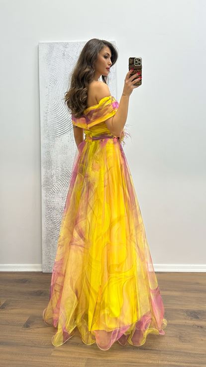 Pistazienfarbenes Abendkleid aus gemustertem Tüll mit Madonna-Ausschnitt