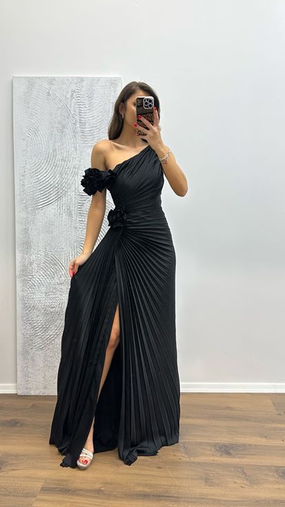 Abito da sera nero plissettato con dettagli floreali 