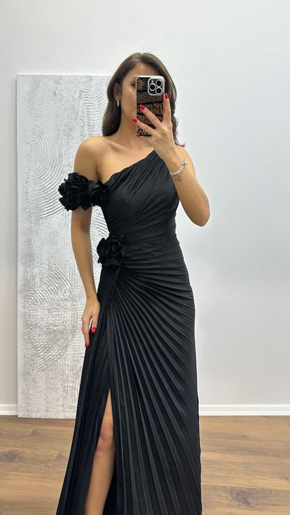 Abito da sera nero plissettato con dettagli floreali 