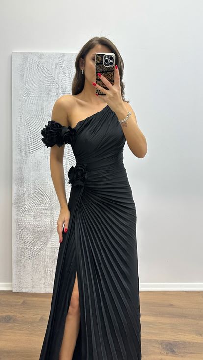 Abito da sera nero plissettato con dettagli floreali 